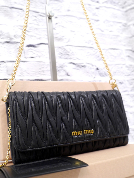 ◆miu miu ミュウミュウ MATELASSE マテラッセ クロスボディ ショルダー ウォレット バッグ ポシェット 黒x金◆ クロスボディ仕様の定番♪