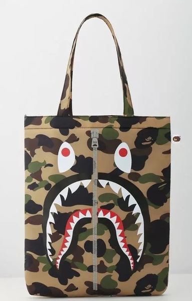 BAPE◆A BATHING APE/迷彩カモ◆ア ベイシング エイプ◆シャーク◆CAMO柄/クッショントート/サメ/トートバッグ/付録ノベルティ