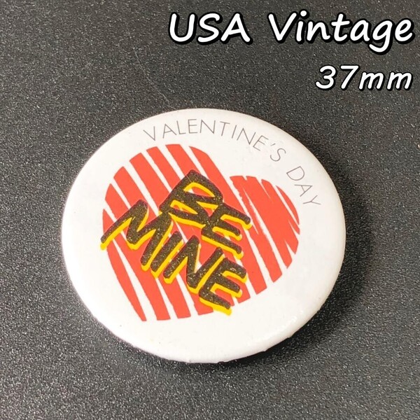 缶 バッジ アメリカ 輸入雑貨 ビンテージ 37mm 『 バレンタインデー ビー・マイン 』 当時物 バッチ ( BAT1319 )