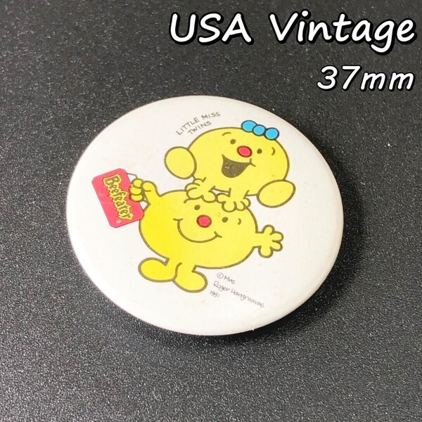 缶 バッジ アメリカ 輸入雑貨 ビンテージ 37mm 『リトルミス ツインズ』 当時物 バッチ ( BAT1331)