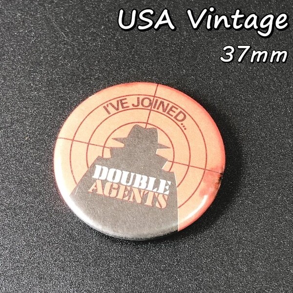 缶 バッジ アメリカ 輸入雑貨 ビンテージ 37mm 『 ダブルエージェント 』 バッチ ( BAT1329 )
