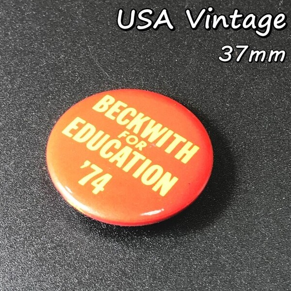 缶 バッジ アメリカ 輸入雑貨 ビンテージ 37mm 『 教育のために 』 当時物 バッチ ( BAT1333 )