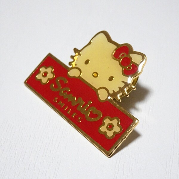 2435 送料無料 ハローキティ ピンバッジ 約2.9×2.2cm / レトロ 昭和 ピンズ ピンバッチ SANRIO サンリオ HelloKitty