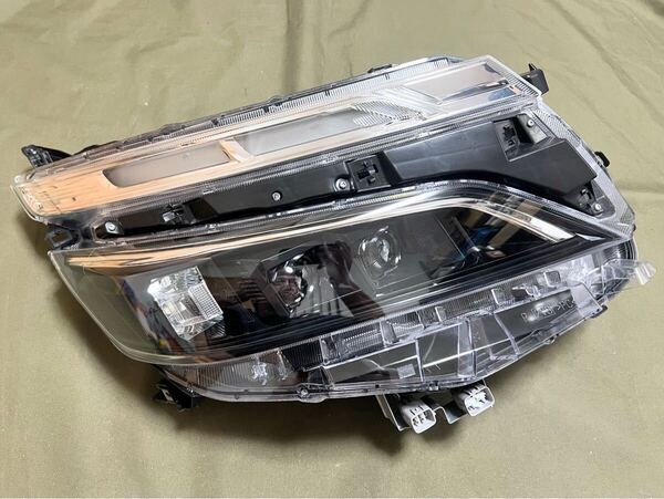 破損無し 極上品 ヴォクシー 右ヘッドランプ 右ヘッドライト 81130-28J10 ICHIKOH 28-240 打刻 K 80 送料無料 点灯確認OK 81110-28J10