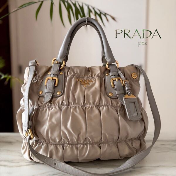 超美品 PRADA プラダ 2way レザーショルダーバッグ レディース ハンド ギャザー 肩掛け 斜め掛け 軽量 ベージュ グレージュ ビジネス 通勤