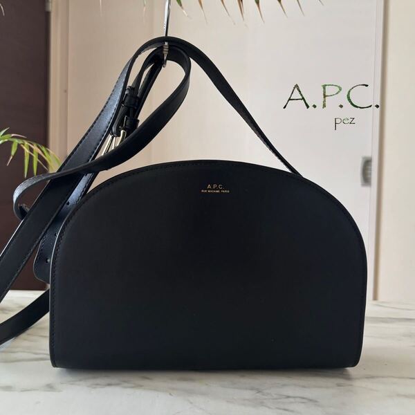 新品同様 A.P.C. アーペーセー 64,900円 レザーショルダーバッグ*レディース メンズ ハーフムーン 牛革 本革 ブラック 黒 肩掛け 斜め掛け