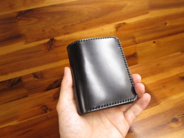 コンパクト財布 新喜皮革 オイルコードバン 手縫い 二つ折り 財布 ミニマル キャッシュレス 札入れ ブラック 黒 日本製 革財布 ミニ財布