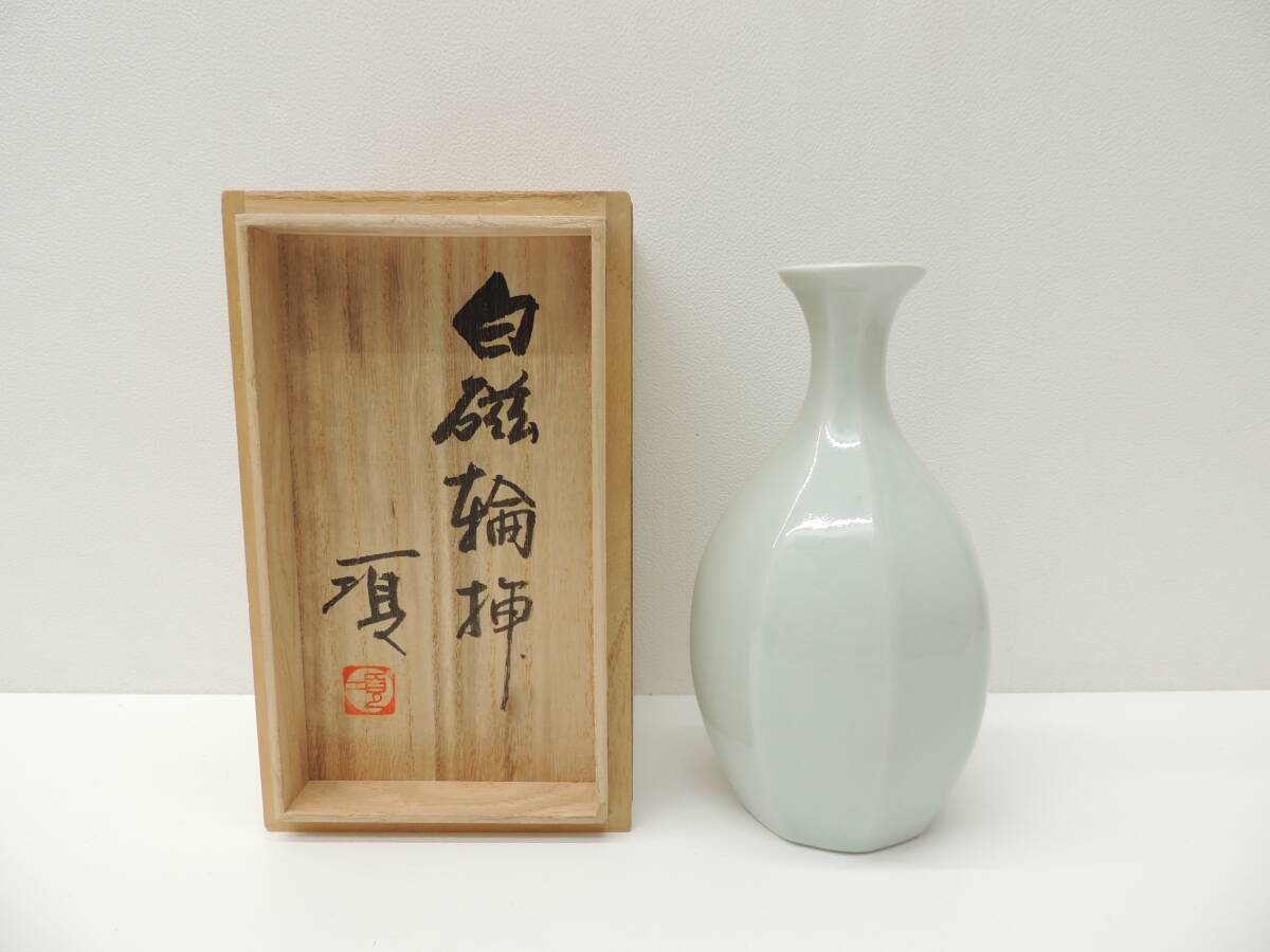 滝田項一 赤絵草花文角瓶 共箱 Yahoo!オークション -「瀧田項一」(陶芸) (工芸品)の落札相場