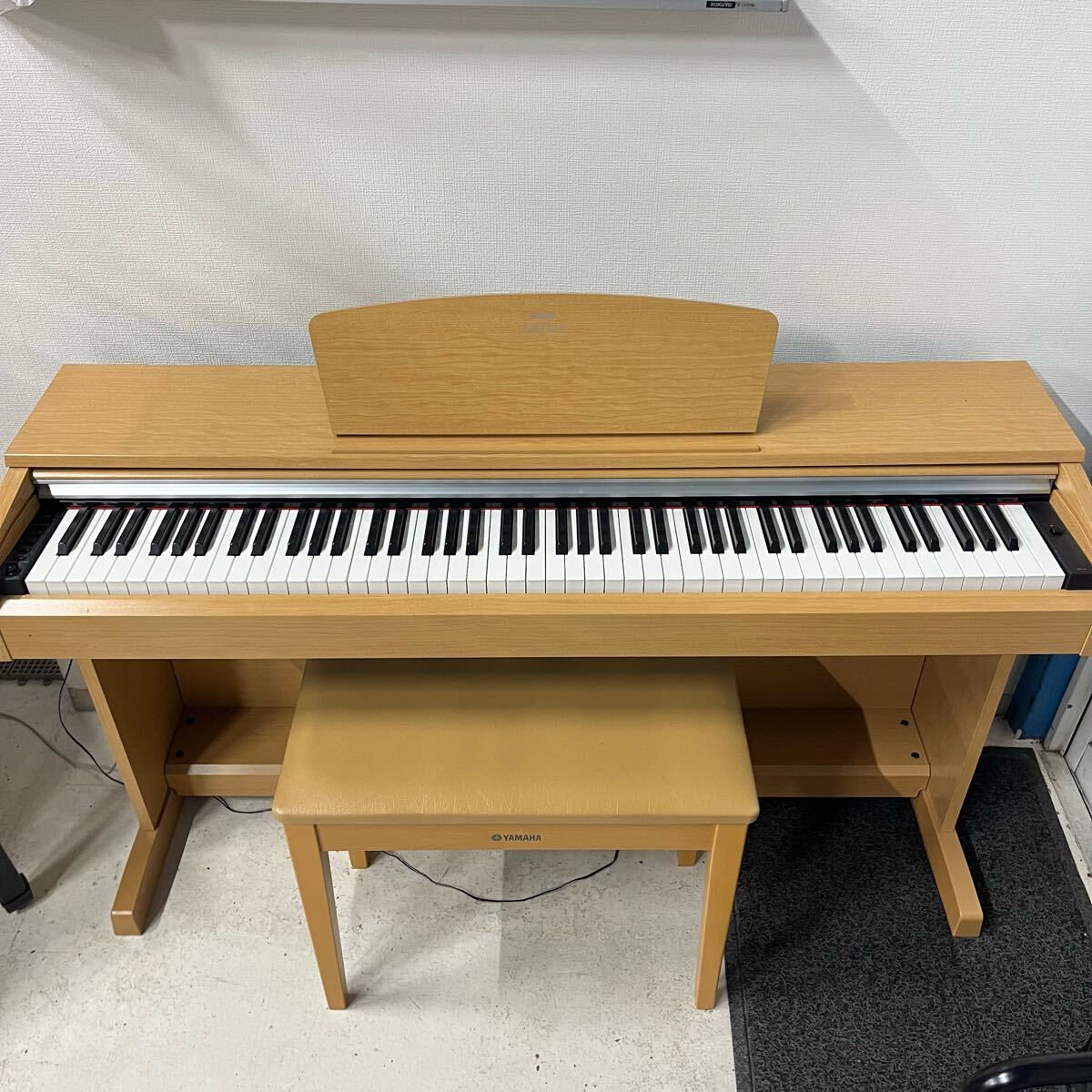 中古・美品】ヤマハピアノ付属椅子No50（送料込み） 脱ぎ捨て