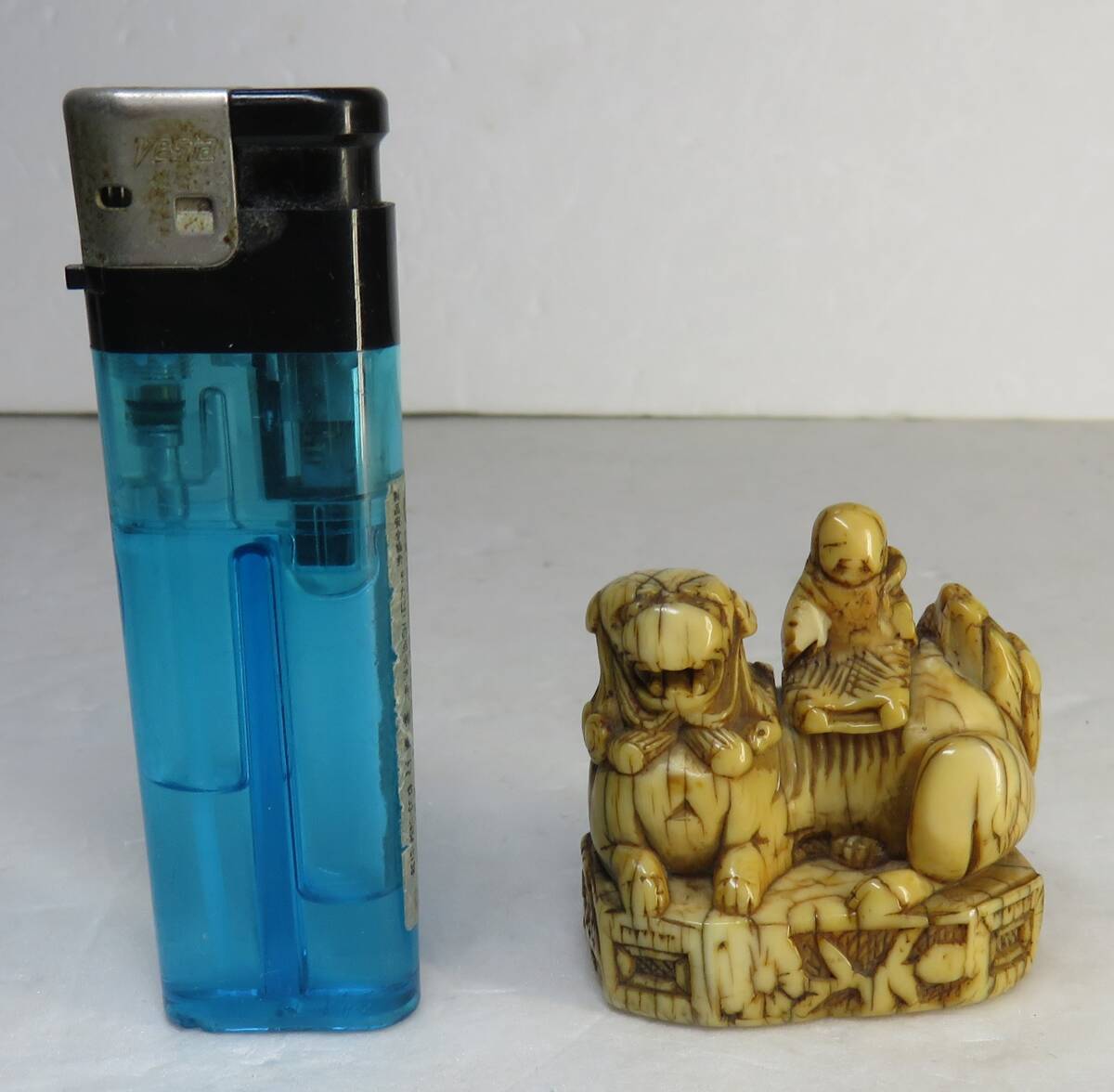 中国美術 青白玉 刻 獅子 文字 根付 置物(K-LC550) 中国美術 青