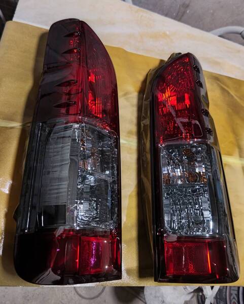 ハイエース200系 純正新車外しテールベース キャンディーブラックック系グラデーション仕様 ナローワイド共通。透き通ったスモーク