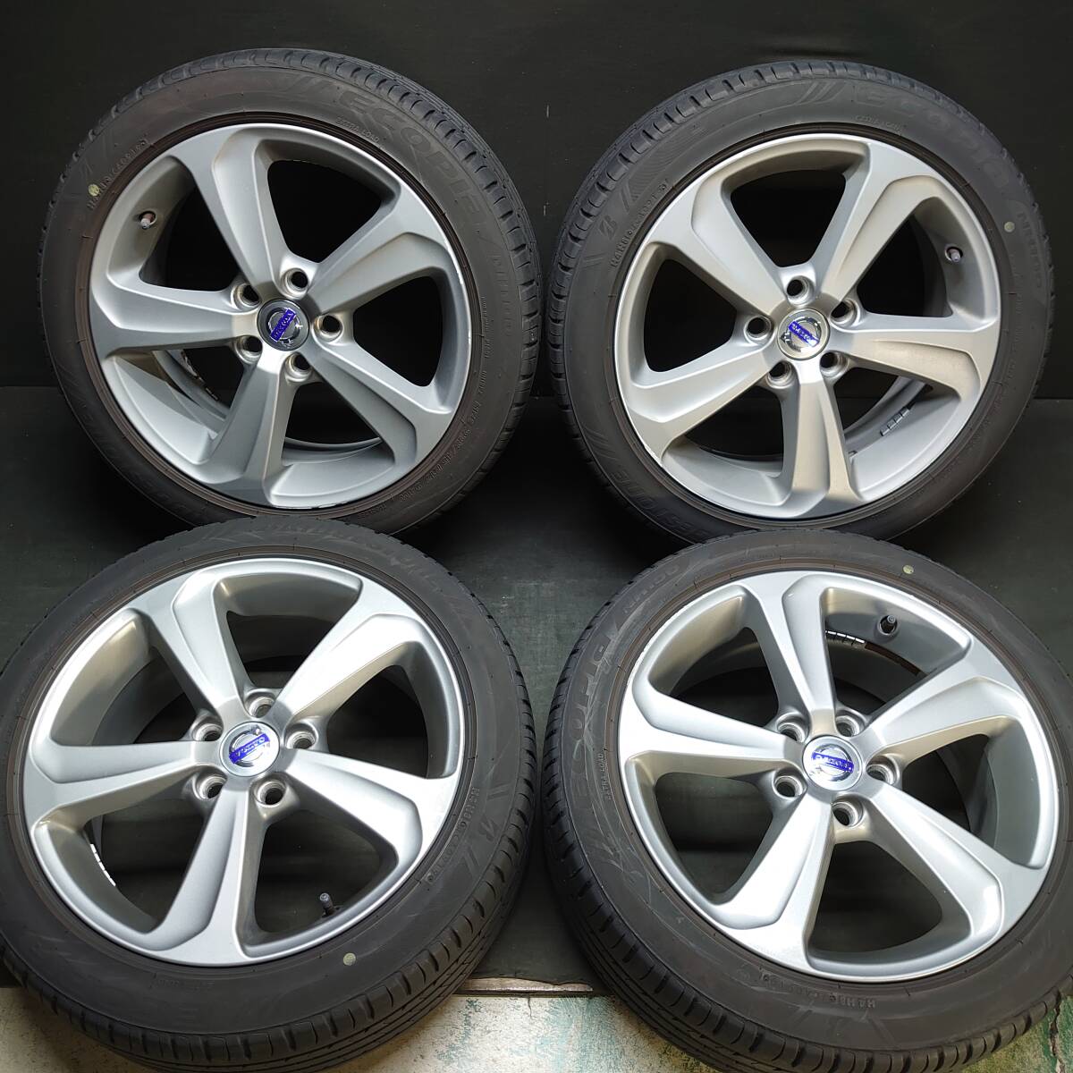 ボルボ　v40 表面ガリ傷無し　無補修　17インチ アルミホイール ボルボV60の純正アルミホイールのスリキズリペア施工です