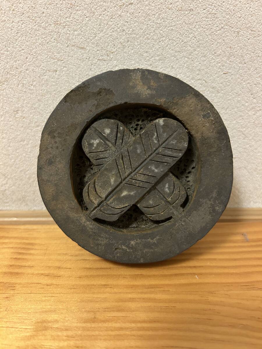 【良品】陣笠 当時物「丸に違い鷹の羽紋」乾漆/黒塗金彩 古道具/古民具 江戸期 良品】陣笠 当時物「丸に違い鷹の羽紋」乾漆/黒塗金彩 古道具/
