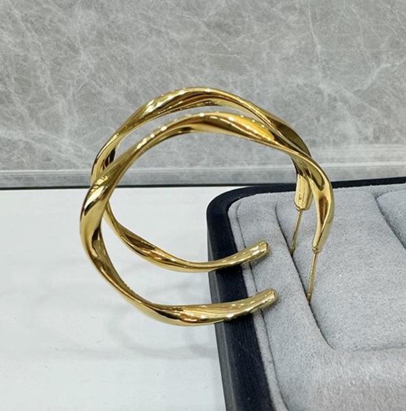 K18YG フープピアス スタッドピアス 中空ピアス イエローゴールド ツイスト ラウンド 18K YG ピアス ねじり ウェーブ 大ぶり 大きめ 変形