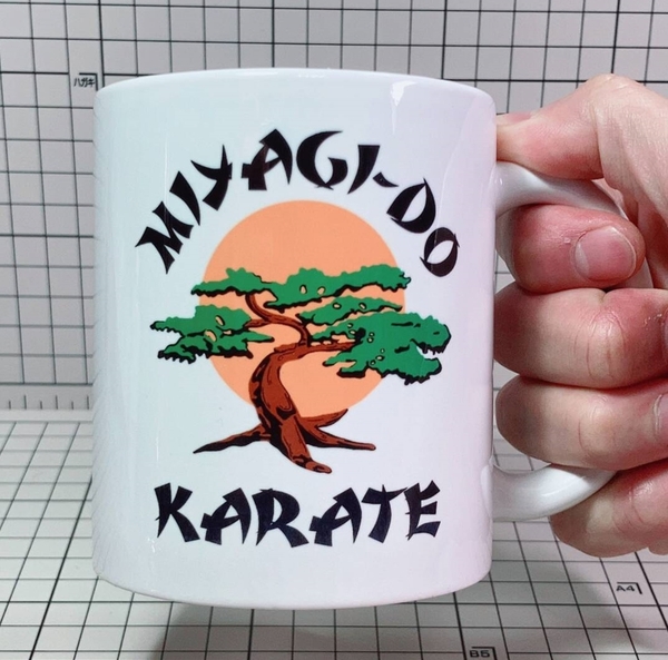 ▲棚:V_H7【マグカップ ミヤギ道カラテ (ベスト・キッド) 容量約300ml】sa_wjig S07-11