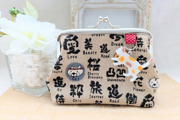 筆文字ねこ レジン猫チャーム付き 角10cmがま口 小銭入れ 小物入れ ハンドメイド 猫 ナチュラル プレゼントにも 匿名配送
