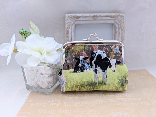 リアル牛が可愛すぎるぅがま口 小銭入れや小物入れ ハンドメイド cow 牛柄 プレゼントにも がま口ポーチ 匿名配送