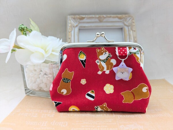 柴犬とおにぎり レジン柴犬チャーム付き ぷっくりがま口 小銭入れ 小物入れ ハンドメイド レッド プレゼントにも 匿名配送