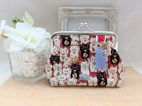招き猫和柄 ぷっくりがま口ポーチ 角10cm 小銭入れ小物入れ ハンドメイド レッド ネコチャーム付き プレゼントにも 匿名配送