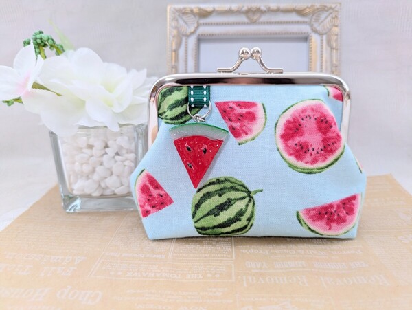 夏すいか ぷっくりがま口ポーチ たくさんすいか柄 小銭入れ小物入れ ハンドメイド 水色 プレゼントにも 匿名配送