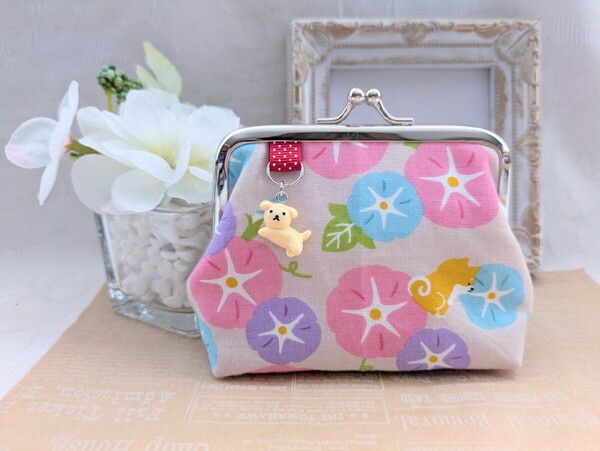 鮮やか朝顔と柴犬 ワンちゃんチャーム付き ぷっくりがま口 小銭入れ 小物入れ ハンドメイド ベージュ プレゼントにも 匿名配送