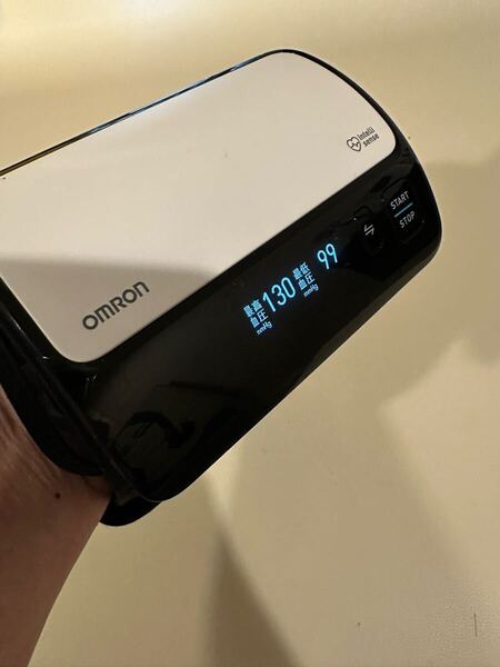 未使用 オムロン 上腕式血圧計 ホワイト HEM-7600T-W 送料無料