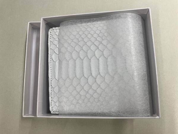 定価10800円!白蛇 財布 二つ折り 新品 未使用 小銭入れ カード お札 金運 開運 男女兼用 たまふり屋 縁起物