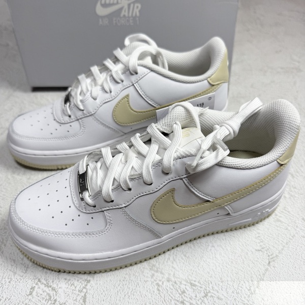 25.0cm 新品未使用 NIKE AIR FORCE 1 GS ナイキ エアフォースワン AF1 スニーカー シューズ ホワイト 白 スウッシュ 人気 箱有り 正規品