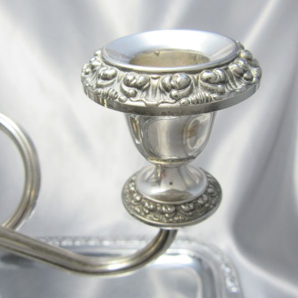 イギリス　アンティーク　薔薇モチーフのキャンドルスタンド トリプルホルダー イギリス アンティーク 薔薇モチーフのキャンドルスタンド