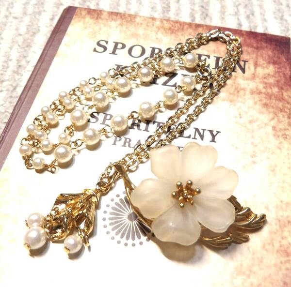★ビンテージ ヴィンテージ ブローチ お花&すずらん?のネックレス ゴールド×パールのチェーン スズランのお花 アンティーク