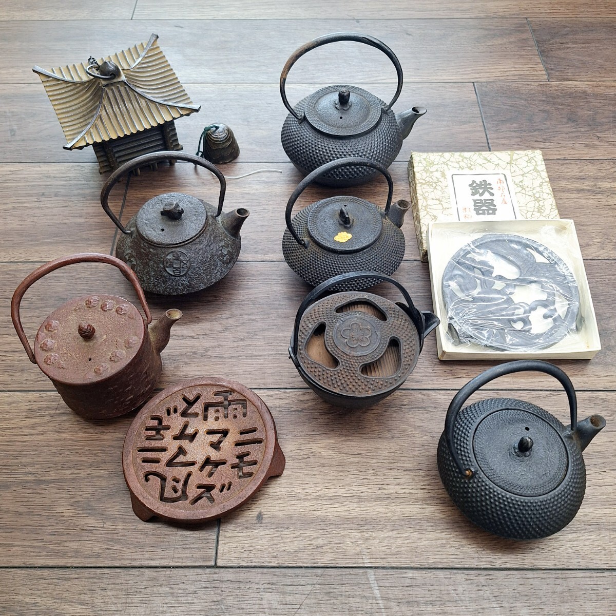 南部鉄器の風鈴 かやぶき屋根 田舎家 風鈴 : 日本のおみやげ専門