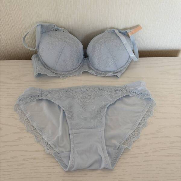未使用新品■トリンプ・アモスタイル■ブラジャー&ショーツセット■水色■B75M