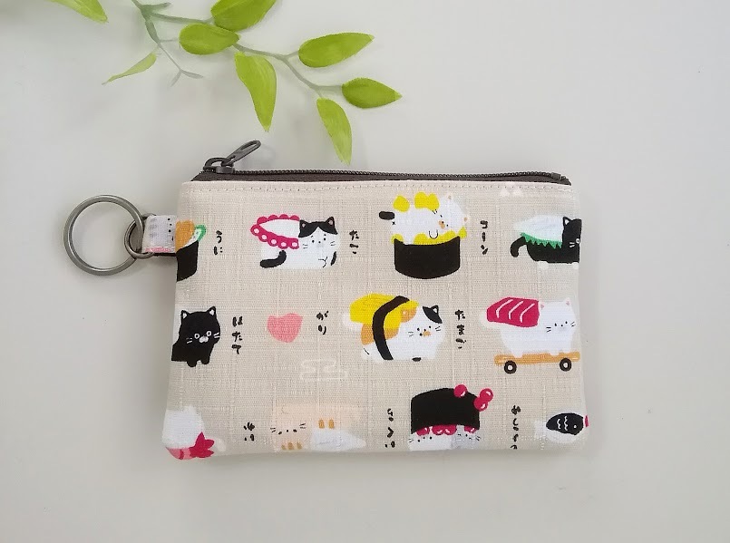 ハンドメイド〈カード収納OK〉仕切り付きミニポーチ　ポップな和柄＊お寿司ネコ　(