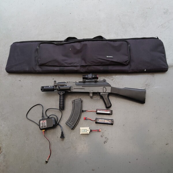 【中古】東京マルイ スタンダード電動ガン AK47 スペツナズ 各部カスタム バッテリー・充電器・放電機 多弾数マガジン