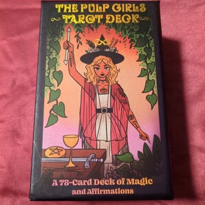 The Pulp Girls Tarot Deck: 英語版解説書付き