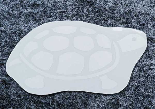 カッティングステッカー turtle カメ 亀 12x6cm 白 ツヤあり 1枚 ゆっくり走ろ~屋外用 ガレージ 車 バイク 貼り付けOK