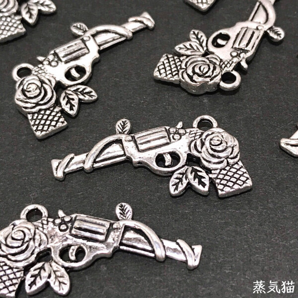 c0829 薔薇の銃のチャーム 銀古美 6個【バラの花 ピアス イヤリング シルバー 手作り材料ハンドメイド アクセサリー素材】蒸気猫パーツ