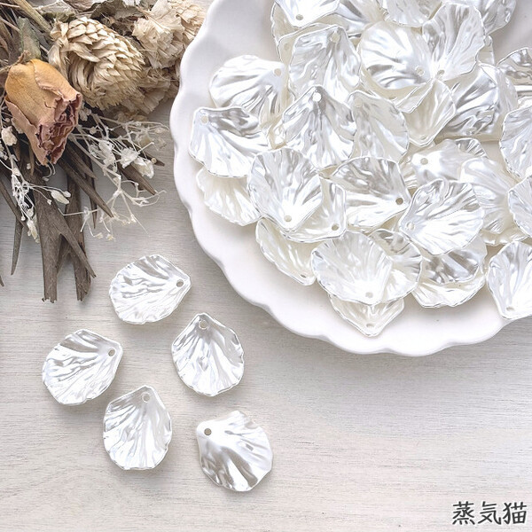 b9417 花びらビーズ パールホワイト 60個【フラワー 貝殻シェル ピアス イヤリング チャーム ハンドメイド アクセサリー素材】蒸気猫パーツ