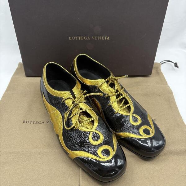 BOTTEGA VENETA ボッテガ ヴェネタ カンフーシューズ ゴールド ローファー ランウェイ 革靴 ゴールド ブラック ミラノコレクション