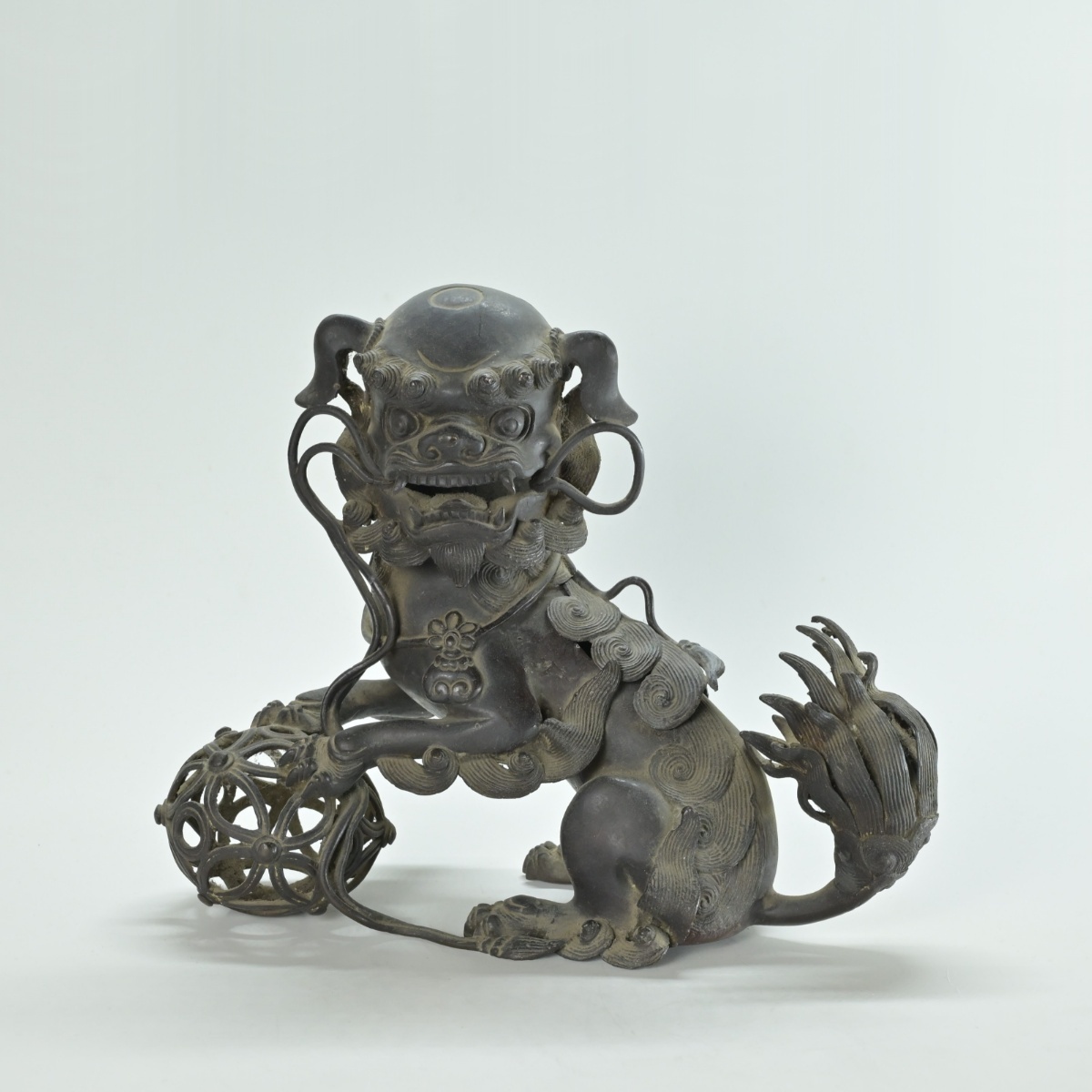 鉄製 獅子 工芸品 美術品 置物 Yahoo!オークション -「玉獅子」(金属工芸) (工芸品)の落札相場