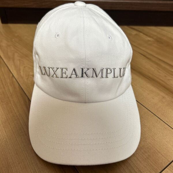 LUXE AKM PLUS メタルロゴキャップ | キャップ | ホワイト | メンズ レディース | ゴルフウェア リュクスエーケーエムプラス 帽子 白