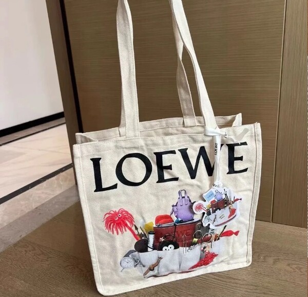 LOEWE ロエベ 《クラフテッド・ワールド展》限定 ノベルティトートバッグ ショルダーバッグ ショッピングバッグ アートデザイン ホワイト