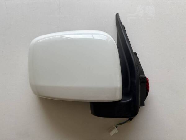 エブリィ DA17V 右ドアミラー 品番 84701-64P22-26U 中古品です。