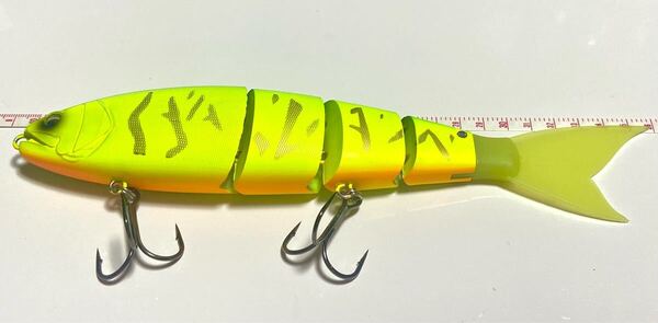 /// 新品未使用品 アメリカン ジョイント ビッグベイト 26cm サスペンド 早や引き対応 マッドチャートタイガー バラム と違います。でも?