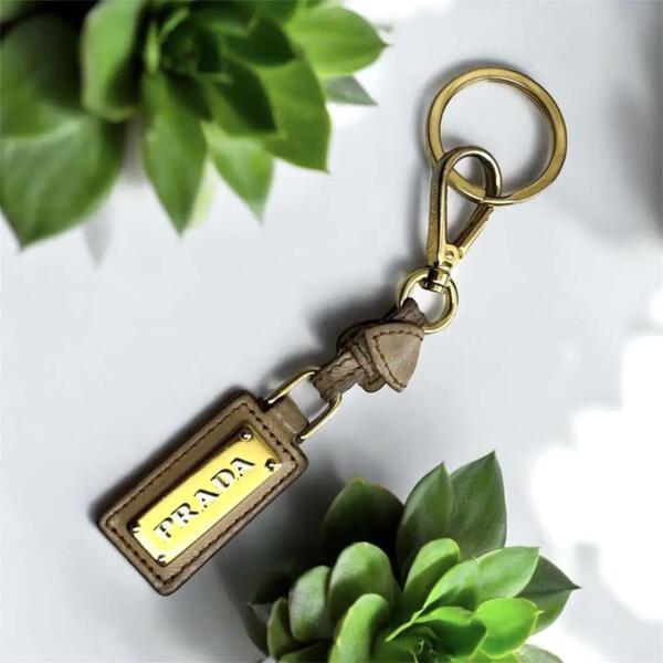 【極美品】PRADA プラダ キーホルダー 箱付き ゴールド キーリング