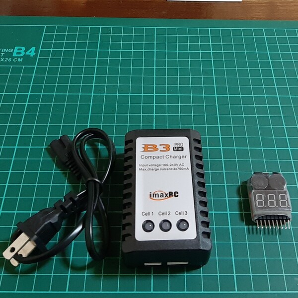 即決《送料無料》 電圧計付 リポ バッテリー 充電器 2セル 3セル 7.4V 11.1V ラジコン 電動ガン ドリフト YD-2 ドリパケ tt01 tt02