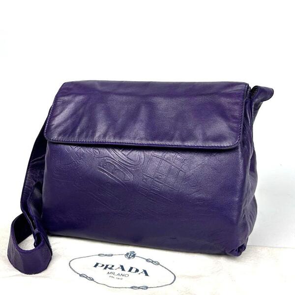 【美品】PRADA プラダ ショルダーバッグ 三角ロゴプレート 総柄 エンボス 裏地総柄 斜め掛け レザー パープル 紫 フォーマル 男女兼用