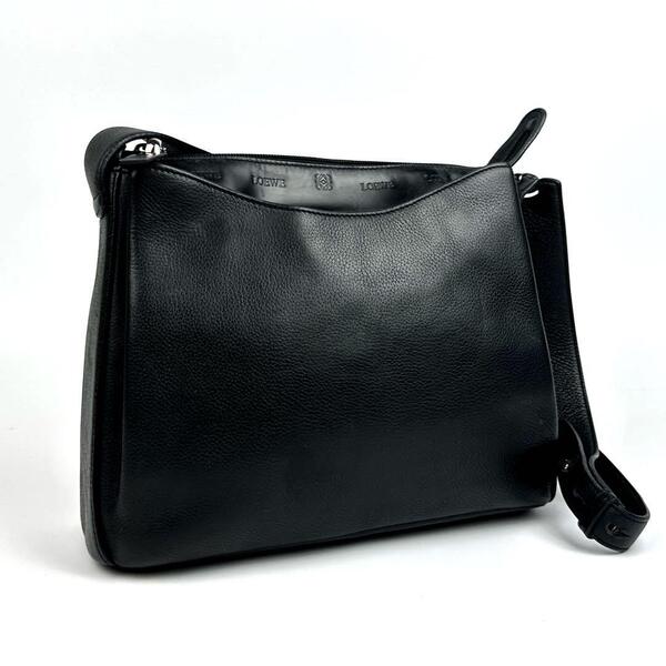 美品●LOEWE ロエベ ショルダーバッグ アナグラム ロゴ型押し シルバー金具 斜め掛け シボ革 レザー 黒色 ブラック フォーマル 男女兼用