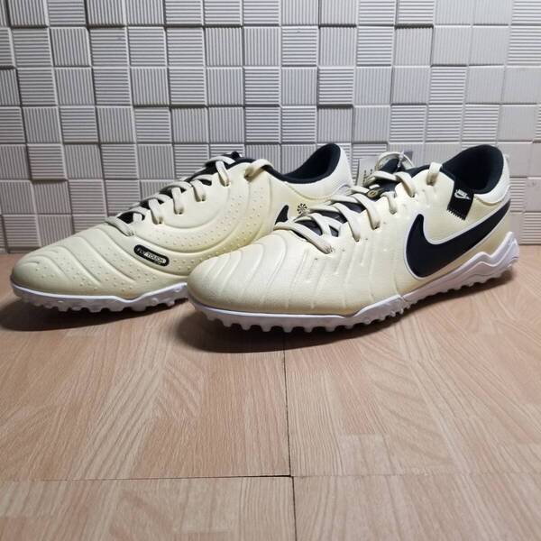 送料無料・新品未使用!!ナイキ NIKE サッカーシューズ トレーニング / レジェンド10 アカデミー TF / クリーム 定価9680円 24.5cm
