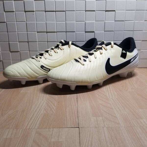 送料無料・新品未使用!!ナイキ NIKE サッカーシューズ スパイク / レジェンド 10 アカデミー FG/MG / クリーム 定価9680円 27.5cm